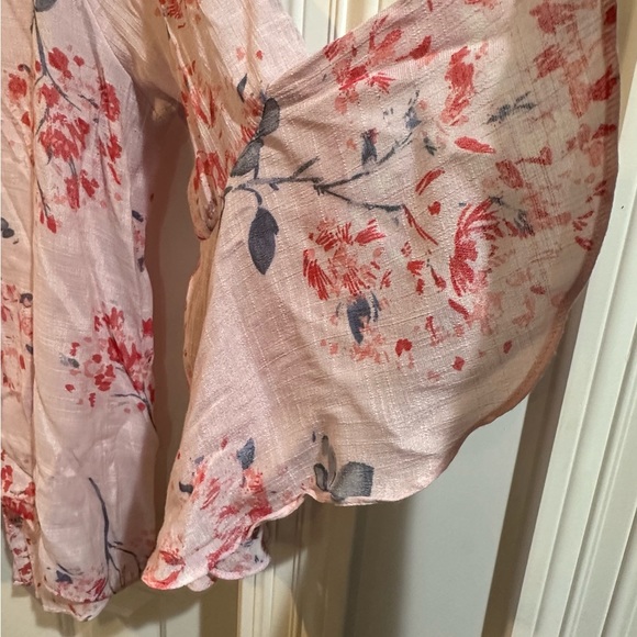 LC Floral 3/4 Bell Sleeve. Longer in front with a split back. Size XXL. - Picture 3 of 5